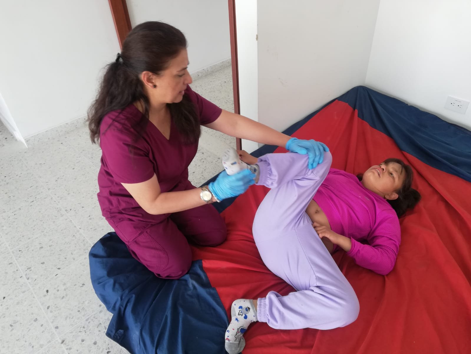 Sesión de terapia física con acompañamiento profesional CREINSER
