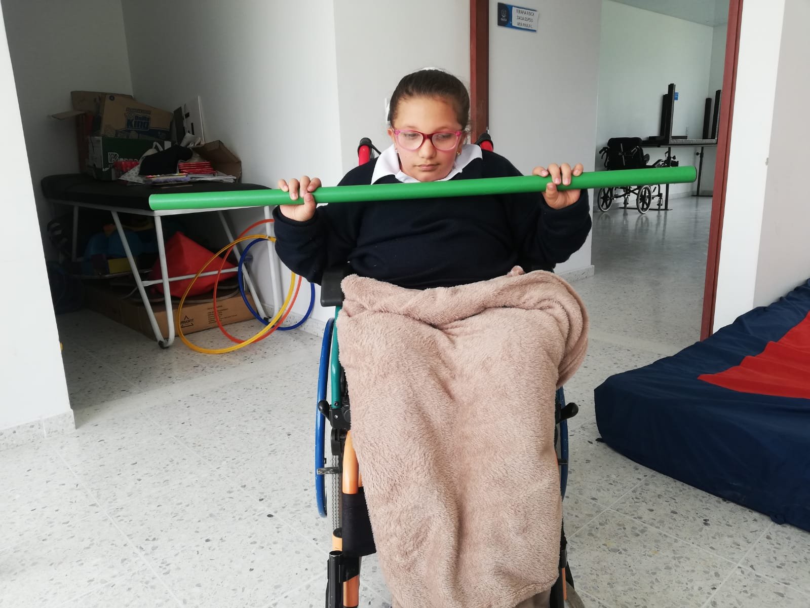 Niña en silla de ruedas recibiendo terapia en CREINSER