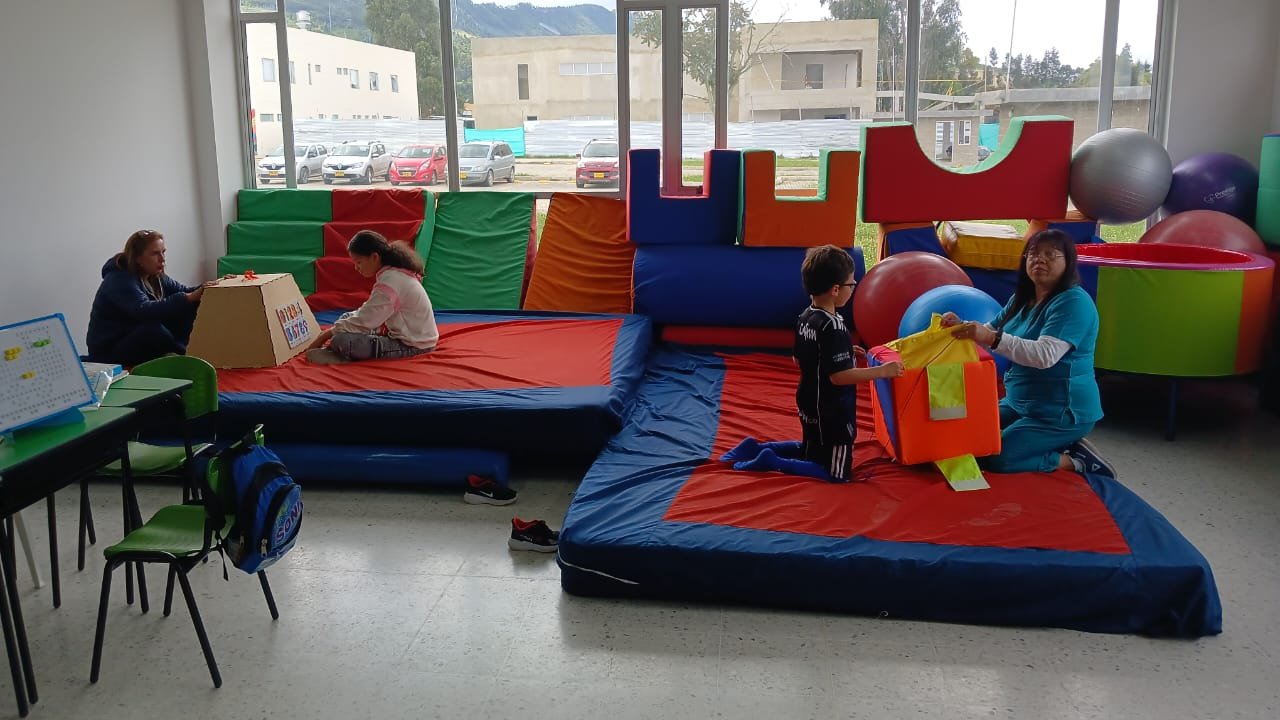 Terapia física para persona con discapacidad en CREINSER